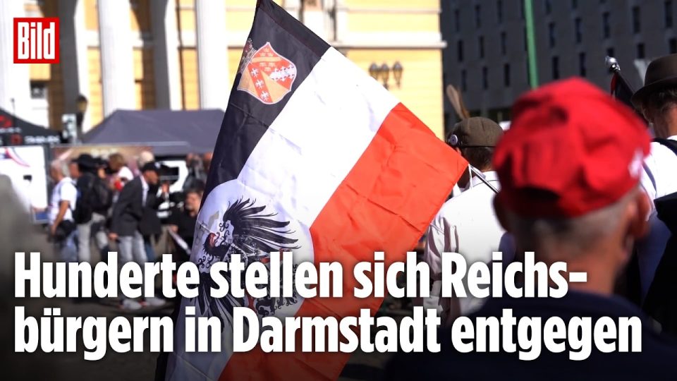 Gegenprotest gegen das Reichsbürger-Treffen auf dem Carolinaplatz in Darmstadt mit Transparenten und Fahnen