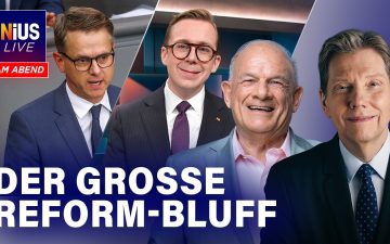 Pflegekraft betreut älteren Menschen im Pflegeheim – Pflegereform der Bundesregierung sorgt für Kritik