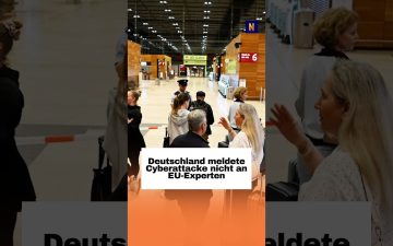 Cyberattacke Flughafen – Anzeigetafel an einem europäischen Flughafen nach einer Cyberattacke auf IT-Systeme der Passagierab…