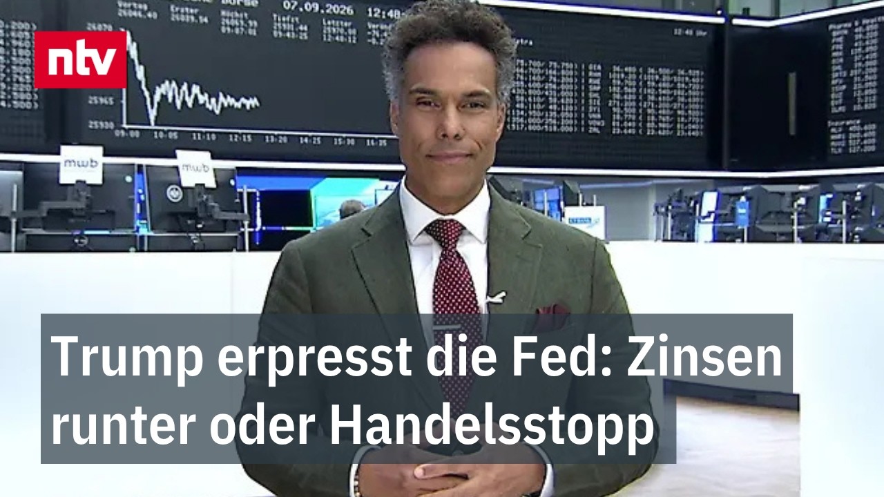Donald Trump zeigt mit dem Finger, im Hintergrund das Fed-Gebäude – Symbol für Inflationsdruck und Zinspolitik
