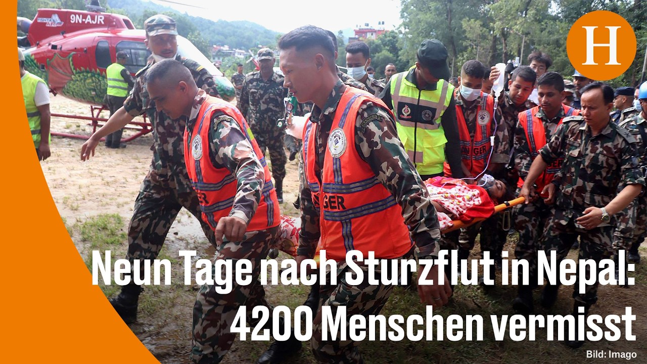 Rettungskräfte arbeiten nach der Nepal Sturzflut am Eingang eines überfluteten Kraftwerk-Tunnels am Trishuli-Fluss