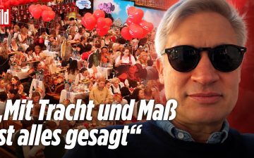 Besucher in Tracht beim Oktoberfest in München – Symbol für Oktoberfest Integration verschiedener Kulturen