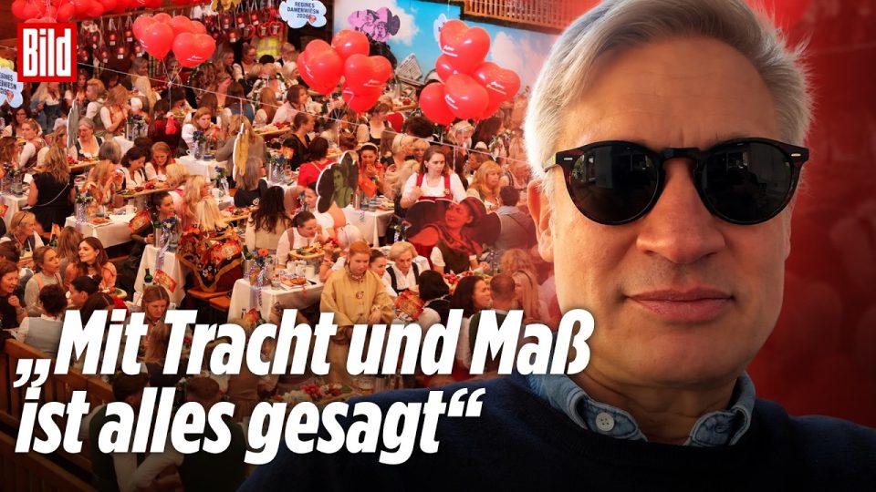 Besucher in Tracht beim Oktoberfest in München – Symbol für Oktoberfest Integration verschiedener Kulturen