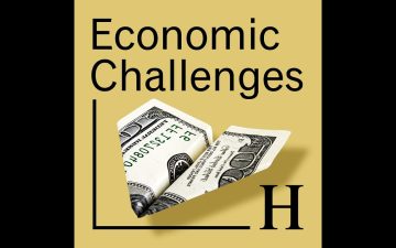 Euromünzen und -scheine vor einer Europakarte – Symbol für den Euro als Weltwährung und Europas geopolitisches Gewicht