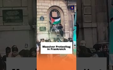 Schüler bei Frankreich Protesten vor einem blockierten Gymnasium mit Barrikaden und Rauch