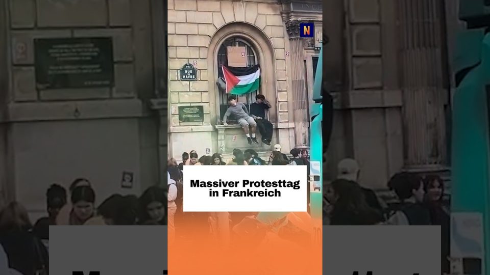 Schüler bei Frankreich Protesten vor einem blockierten Gymnasium mit Barrikaden und Rauch