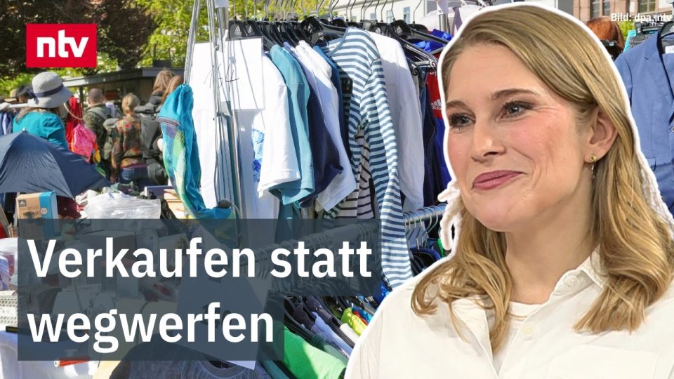 Frau sortiert Kleidung für Secondhand verkaufen auf einem Bett mit bunten Kleidungsstücken