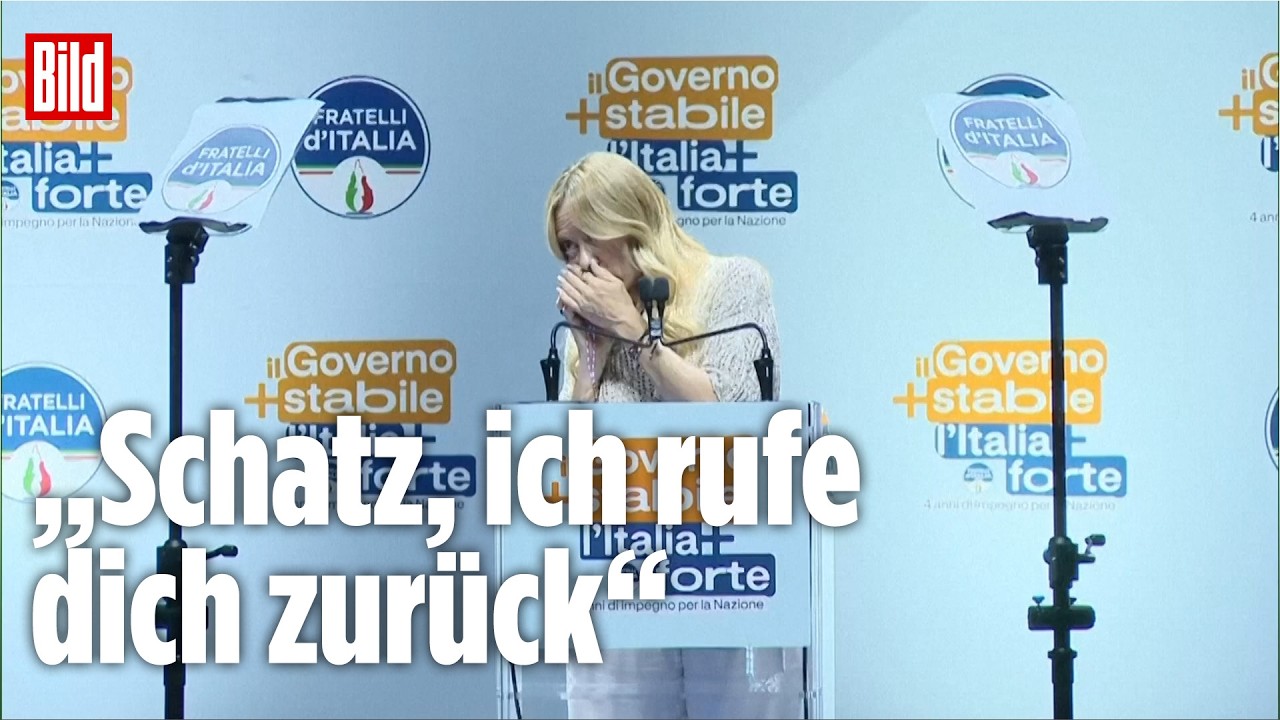 Giorgia Meloni Handy – Giorgia Meloni bei einer Rede auf der Bühne in Bari, Handy in der Hand während des Auftritts