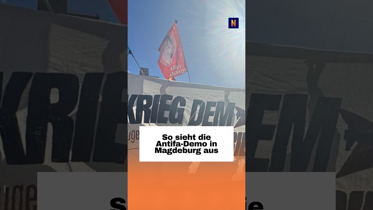Antifa-Demo Magdeburg – Teilnehmer einer Antifa-Demo in Magdeburg halten Transparente gegen Rechtsextremismus hoch