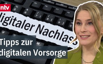digitaler Nachlass – Person sitzt am Laptop und erstellt eine Liste zum digitalen Nachlass mit Accounts und Passwörtern