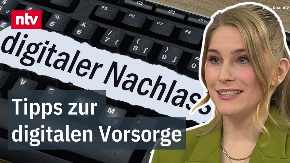 digitaler Nachlass – Person sitzt am Laptop und erstellt eine Liste zum digitalen Nachlass mit Accounts und Passwörtern