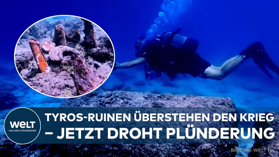 Taucher gleitet über antike versunkene Ruinen von Tyros vor der südlibanesischen Küste