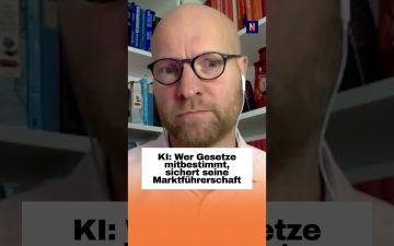 Symbolbild KI-Regulierung: Gesetzeshammer neben einem Computerchip, der Künstliche Intelligenz repräsentiert