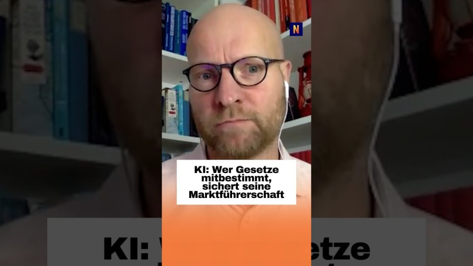 Symbolbild KI-Regulierung: Gesetzeshammer neben einem Computerchip, der Künstliche Intelligenz repräsentiert
