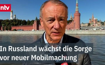 Dumawahl Russland – Wahlplakat und Militärwerbung auf einer Straße in Russland zur Dumawahl 2026