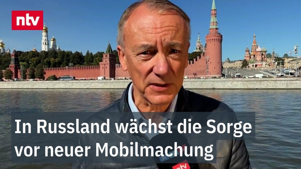 Dumawahl Russland – Wahlplakat und Militärwerbung auf einer Straße in Russland zur Dumawahl 2026