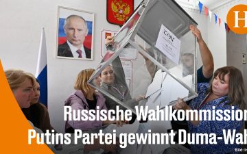 Wahllokal in Russland bei der Russland Parlamentswahl zur Staatsduma mit Wahlurne und russischer Flagge im Hintergrund