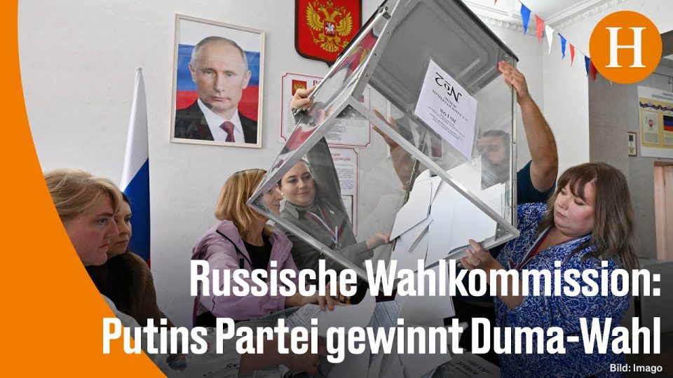 Wahllokal in Russland bei der Russland Parlamentswahl zur Staatsduma mit Wahlurne und russischer Flagge im Hintergrund
