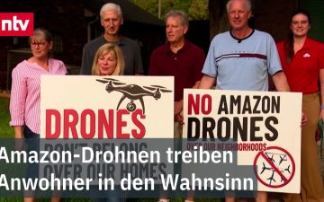 Amazon Drohnenlieferung – Eine Amazon Prime Air Drohne fliegt über einem Wohngebiet in den USA zur Drohnenlieferung
