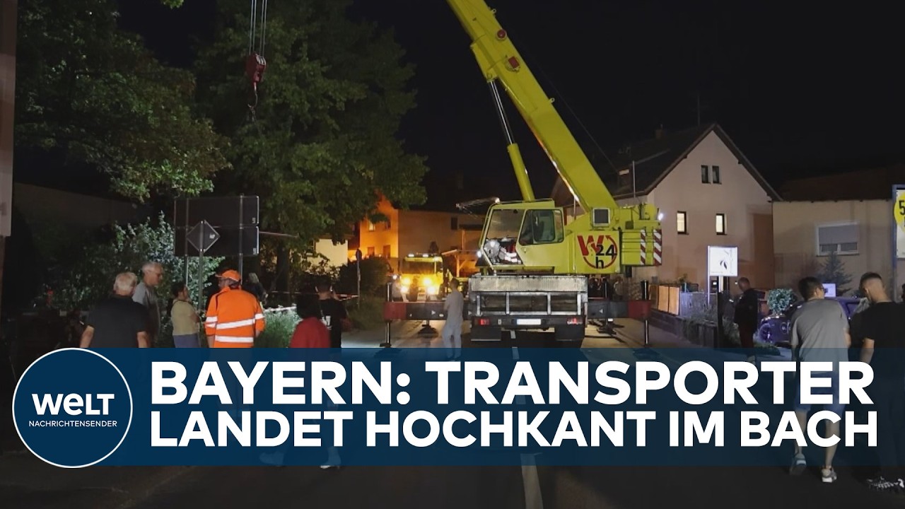 Transporter im Bach – Transporter liegt hochkant in einem Bach in Röllfeld Bayern, Schwerlastkran bei der Bergung des Unfall…