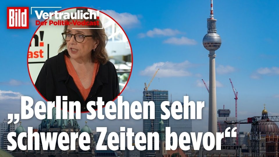 Berliner Stadtsilhouette mit Wahlplakaten zur Berlin-Wahl 2026 im Vordergrund