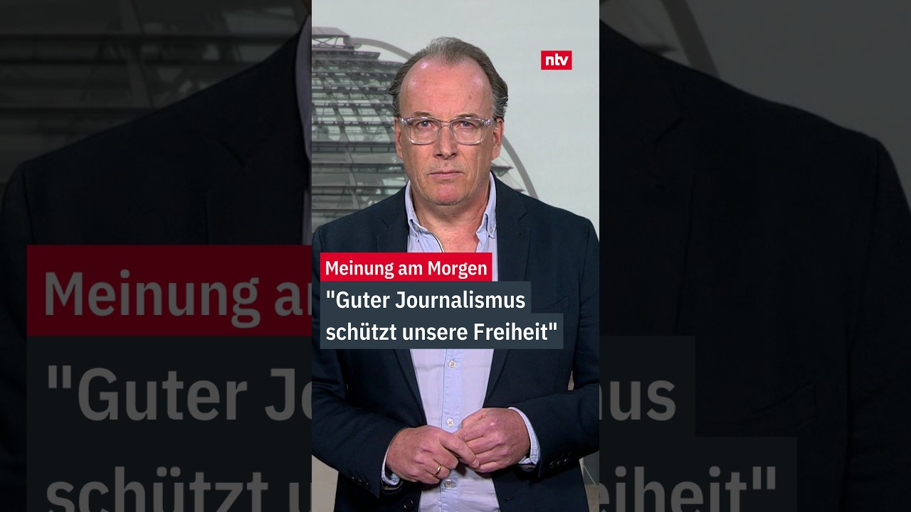 Journalist arbeitet am Schreibtisch mit Laptop und Notizbuch – unabhängiger Journalismus als Schutz vor Fake News