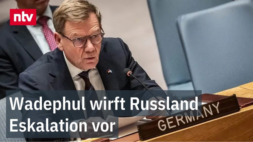 Entschärfungsexperten untersuchen eine sprengstoffbeladene Drohne – Symbol für hybride Angriffe auf europäischem Boden
