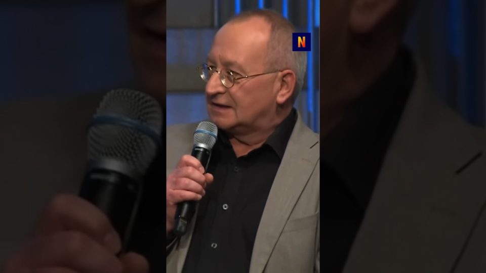 Lars Klingbeil auf einer Bühne, lachend beim Vergleich von Friedrich Merz mit der SPD-Politik