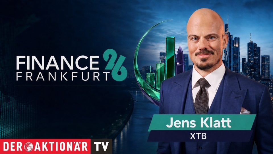 DAX Jahresend-Rally – Börsenhändler analysiert DAX-Chart zur Jahresend-Rally an einem Handelsbildschirm