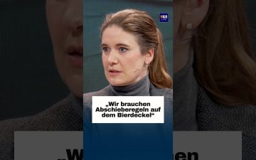 Symbolbild Abschiebung: Polizeibeamte begleiten eine Person zum Abschiebeflug am Flughafen