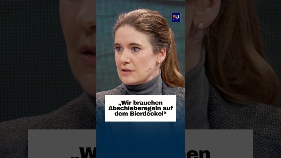 Symbolbild Abschiebung: Polizeibeamte begleiten eine Person zum Abschiebeflug am Flughafen