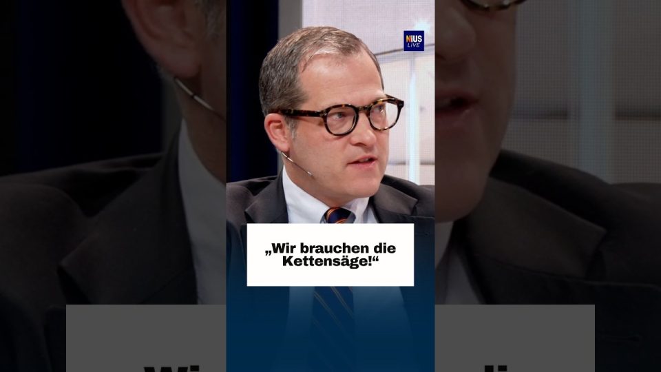 Symbolbild Radikalreform: Kettensäge vor Berliner Regierungsgebäude als Zeichen für Staatsabbau