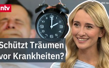 Schlafende Person in einem dunklen Schlafzimmer – ausreichend REM-Schlaf schützt laut Studie vor Krankheiten