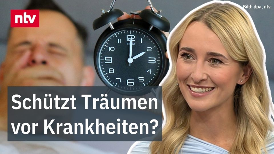 Schlafende Person in einem dunklen Schlafzimmer – ausreichend REM-Schlaf schützt laut Studie vor Krankheiten