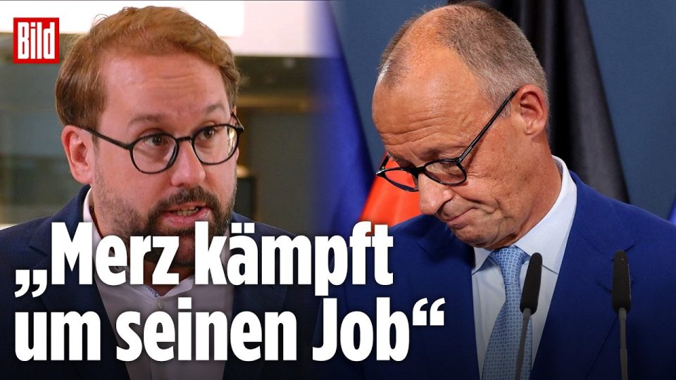 Friedrich Merz Kanzler – Friedrich Merz als Bundeskanzler hält eine Grundsatzrede, im Hintergrund CDU-Logo