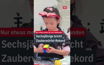 Sechsjähriges Mädchen Lian Yun löst einen Zauberwürfel und bricht damit den Zauberwürfel-Rekord der Frauen