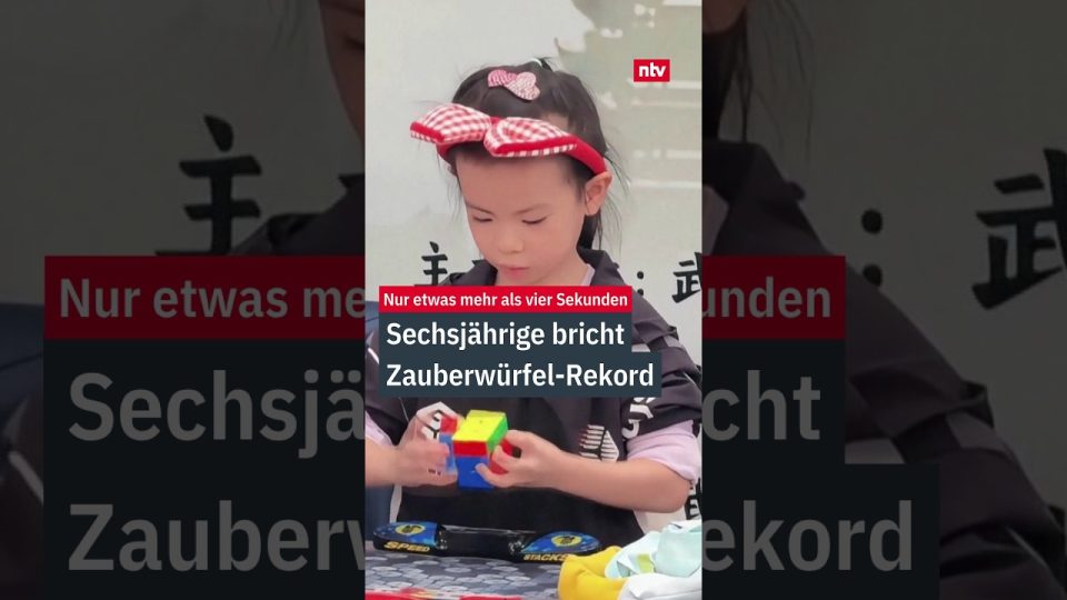 Sechsjähriges Mädchen Lian Yun löst einen Zauberwürfel und bricht damit den Zauberwürfel-Rekord der Frauen