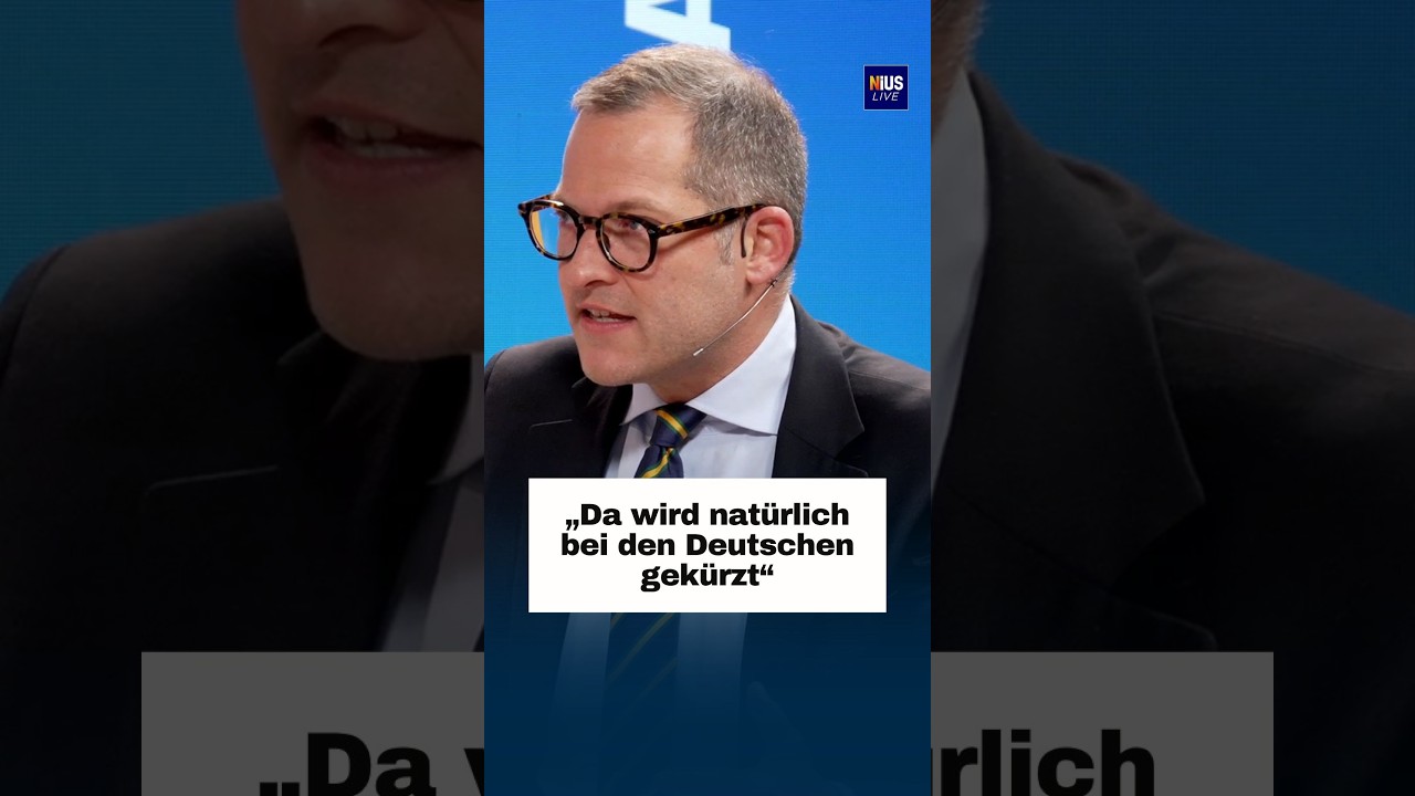 Symbolbild zur Pflegeversicherung: Geldbörse mit wenig Inhalt neben Pflegedokumenten auf einem Schreibtisch