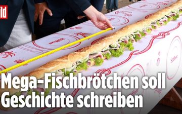 längstes Fischbrötchen – Helfer belegen das 52 Meter lange Fischbrötchen beim Weltrekordversuch in Bremen