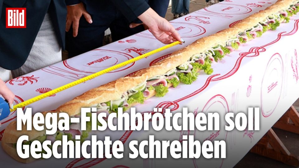 längstes Fischbrötchen – Helfer belegen das 52 Meter lange Fischbrötchen beim Weltrekordversuch in Bremen