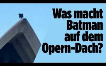 Batman Day Sydney – Batman-Darsteller auf dem Dach des Sydney Opera House beim Batman Day, inszeniert von DC Comics und HBO