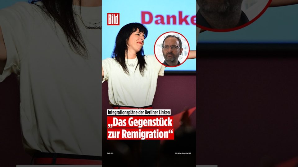 Demonstranten mit Schildern zur Integrationspolitik vor dem Berliner Abgeordnetenhaus – Integrationspläne Berliner Linke im …