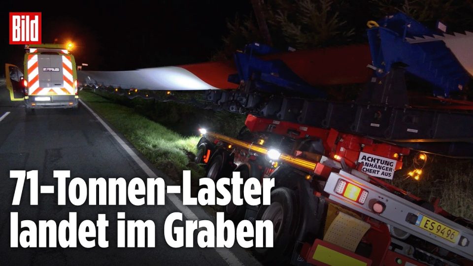 Windradflügel Transport – Verunglückter Schwertransporter mit Windradflügel im Straßengraben in Niedersachsen