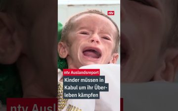 Unterernährtes Baby in einem Krankenhausbett in Kabul – Kinder in Kabul kämpfen ums Überleben