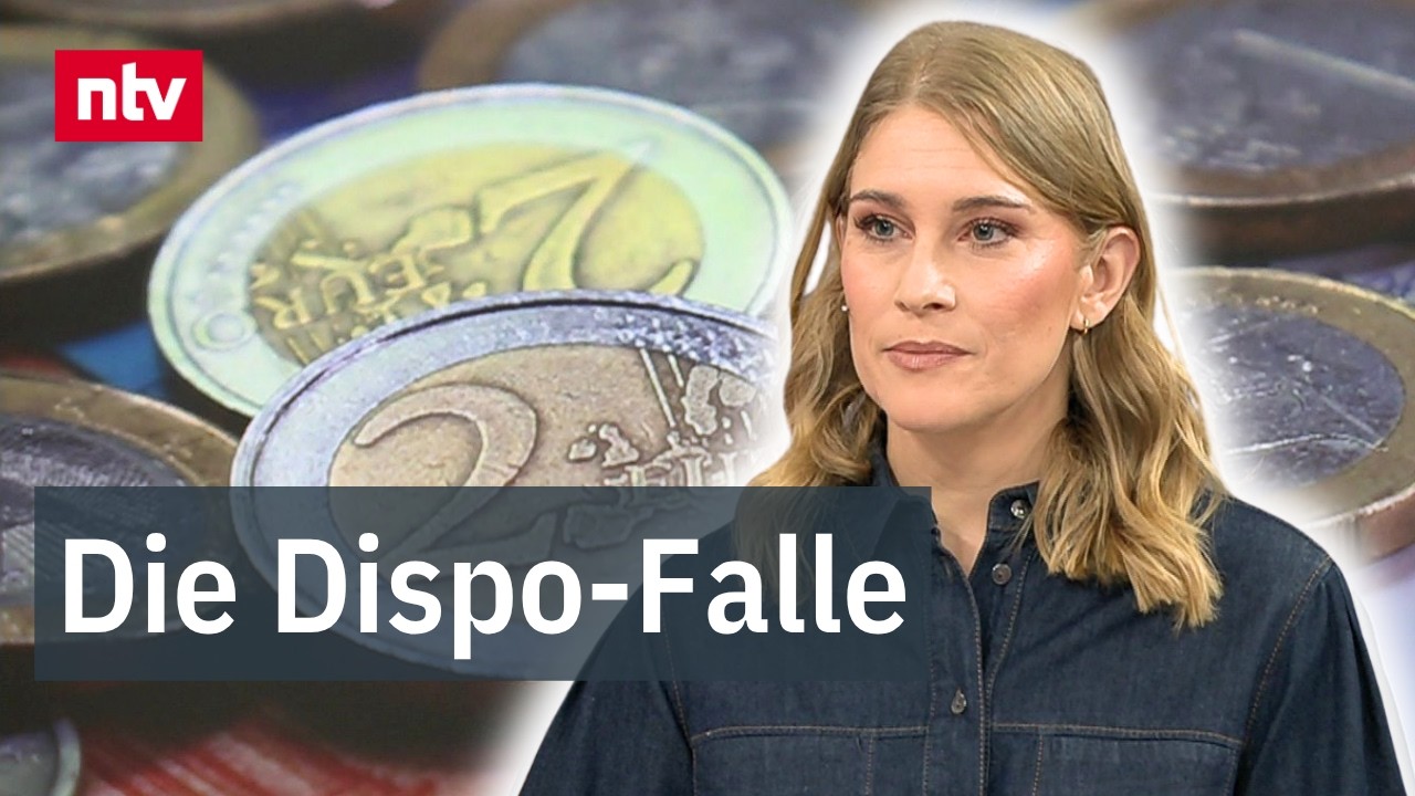 Mann schaut besorgt auf Kontoauszug – Dispo-Kredit und Kontoüberzug betreffen immer mehr Deutsche