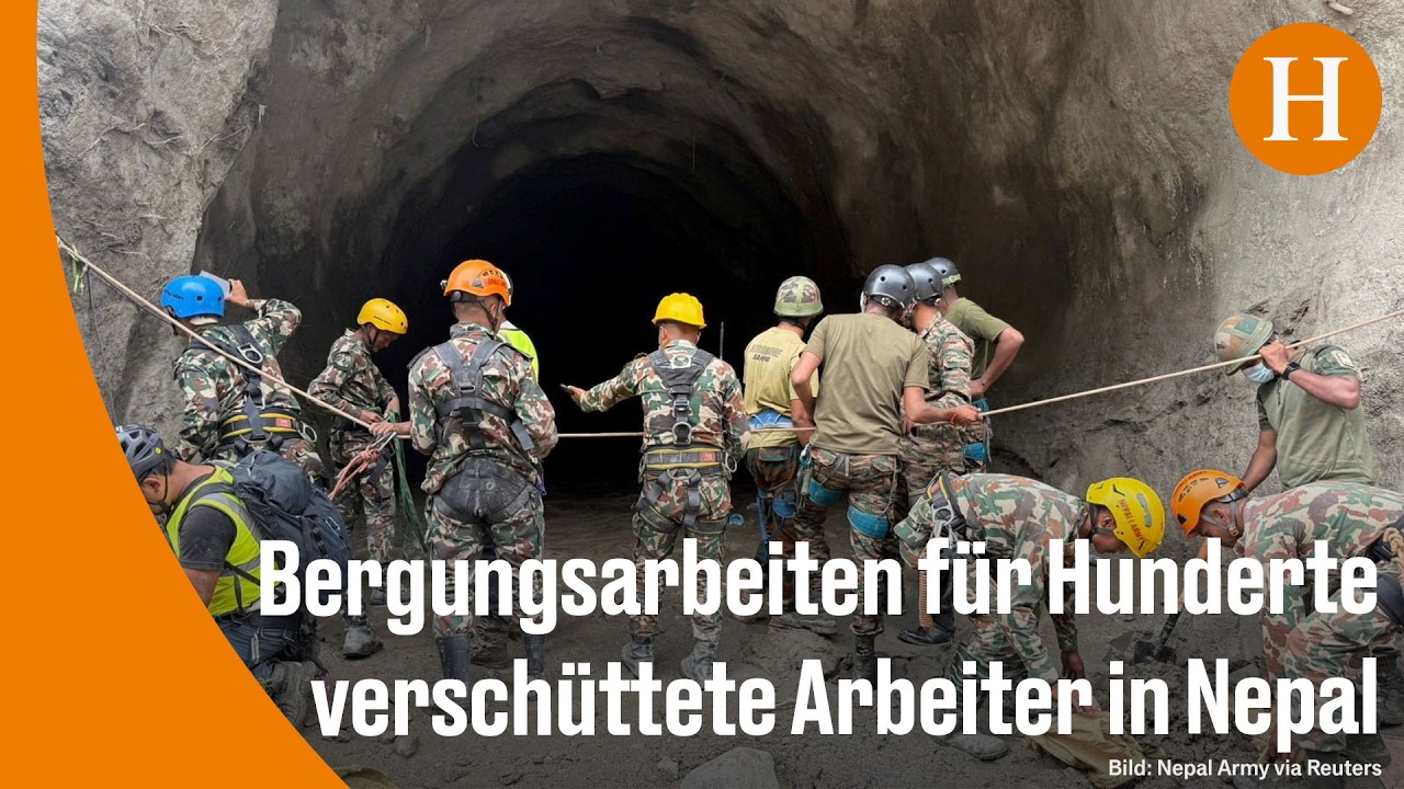 Flutkatastrophe Nepal – Rettungskräfte vor einem verschütteten Tunnel in Nepal nach der Flutkatastrophe im Himalaya