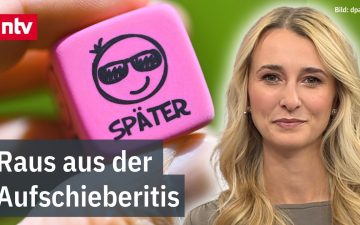 Eine Person sitzt unentschlossen vor einem Laptop und schiebt Aufgaben auf – Prokrastination im Alltag