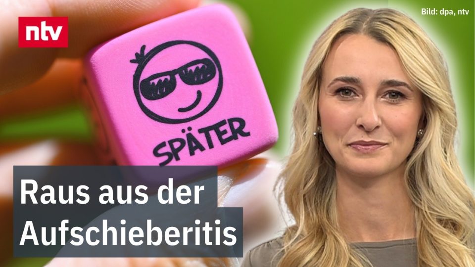 Eine Person sitzt unentschlossen vor einem Laptop und schiebt Aufgaben auf – Prokrastination im Alltag