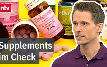 Verschiedene Nahrungsergänzungsmittel wie Kapseln und Vitamintabletten auf einem Tisch – Überblick zu Vitamin D, B12 und Mag…
