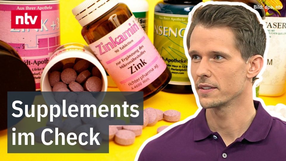 Verschiedene Nahrungsergänzungsmittel wie Kapseln und Vitamintabletten auf einem Tisch – Überblick zu Vitamin D, B12 und Mag…